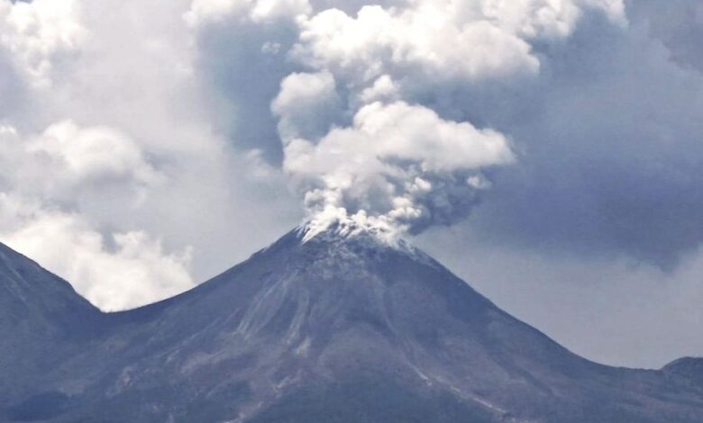 Gunung Lewotobi Laki-laki Meletus