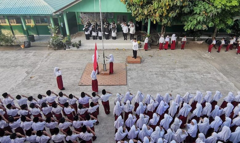 Berdasarkan Tata Upacara Bendera Yang Membedakan Upacara Hari Biasa dengan Upacara Hari Proklamasi