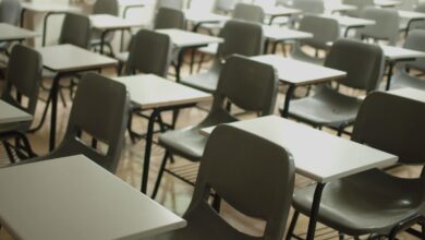 Seorang Guru Berusaha Membuat Keputusan yang Tepat Supaya Tidak Merugikan Siswa dan Sekolah