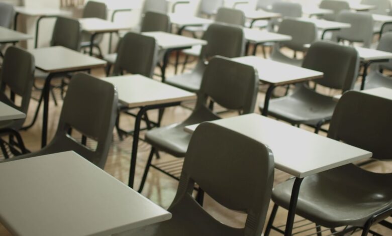 Seorang Guru Berusaha Membuat Keputusan yang Tepat Supaya Tidak Merugikan Siswa dan Sekolah