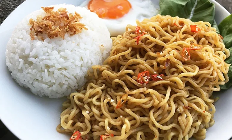Apakah Boleh Makan Mie Instan Dicampur dengan Nasi