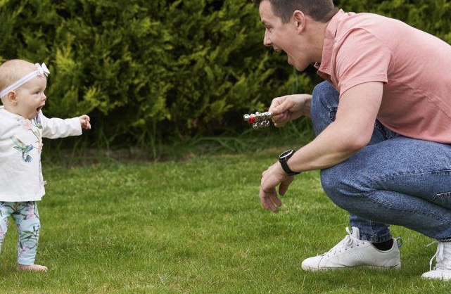Umur Berapa Bayi Bisa Berjalan Sendiri
