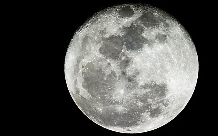 Mengapa Permukaan Bulan yang Menghadap ke Bumi Selalu Sama